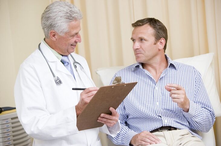 Médico e paciente antes da operación para aumentar o membro