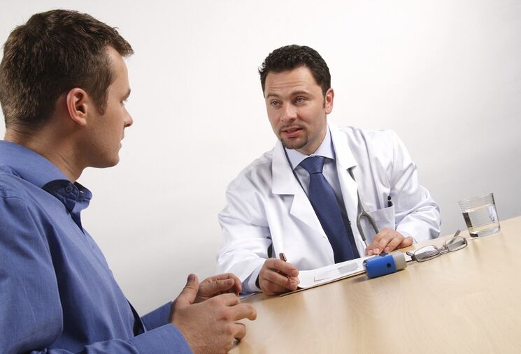 Unha consulta dun médico antes dunha operación para aumentar un membro